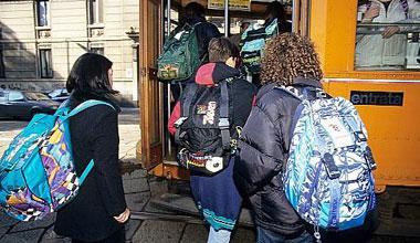 Due ragazze fanno bloccare il ladro di zaini