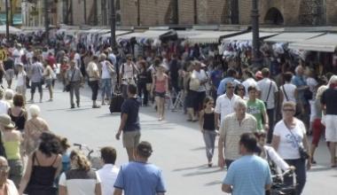 Guerra tra Comune e ambulanti per spostare le bancarelle dal Duomo