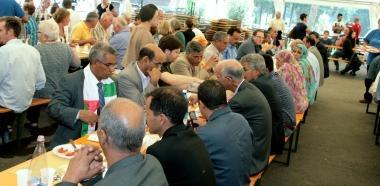 Un momento del pranzo nellarea feste di Rosignano Marittimo 