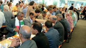 Un momento del pranzo nell’area feste di Rosignano Marittimo