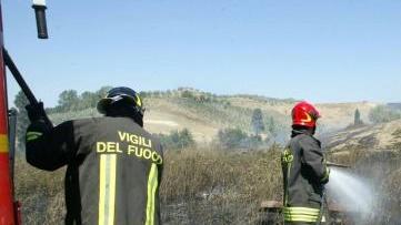 I vigili del fuoco all’opera in un campo