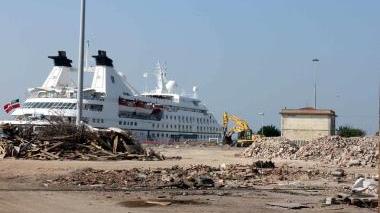 La spianata del Molo Mediceo liberata dai vecchi capannoni dismessi