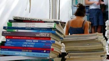 Testi scolastici in una libreria