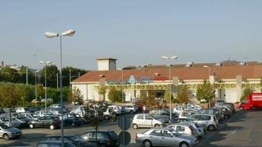 La sede è al centro commerciale