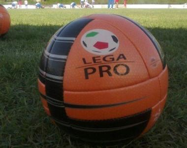 PRIMO TEMPO 8': tentativo dalla distanza di Costanzo che tira con veemenza ma la ...