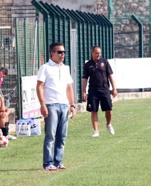 <b>I DUE MISTER.</b> Sullo sfondo Giacomo Lazzini allenatore del Lucca Fc al comando della classifica in primo piano Simone Giuli trainer dei blues del Pietramarina che punta a una salvezza senza patemi: entrambi sono stati tifosi della Lucchese 