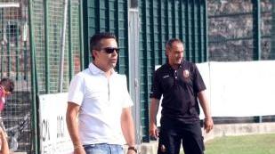 <b>I DUE MISTER.</b> Sullo sfondo Giacomo Lazzini allenatore del Lucca Fc al comando della classifica in primo piano Simone Giuli trainer dei blues del Pietramarina che punta a una salvezza senza patemi: entrambi sono stati tifosi della Lucchese