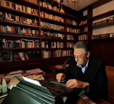 Il professor Giorgio Petracchi nel suo studio    