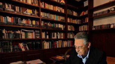 Il professor Giorgio Petracchi nel suo studio
