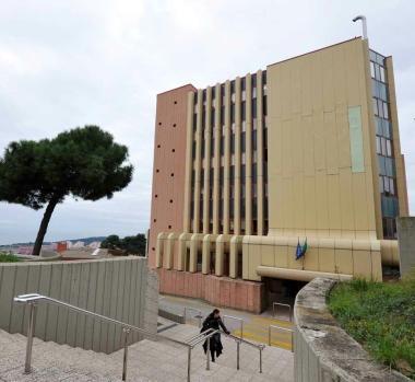Lospedale di Piombino e sopra una macchina per la risonanza magnetica 