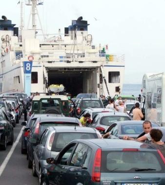 Auto di turisti in attesa di imbarco su un traghetto in porto a Piombino    