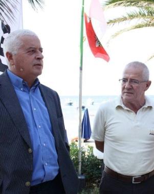 Il sindaco di Capoliveri, Ruggero Barbetti, insieme all’assessore Angelo Banfi di Poto Azzurro