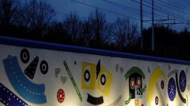 Una suggestiva immagine in notturna del muro di Baj
