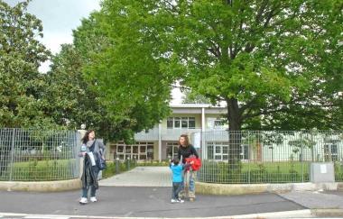 Le scuole Don Milani. A destra, Angela Desideri 
