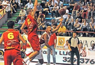 Fiorello Toppo a canestro nel match contro Veroli 
