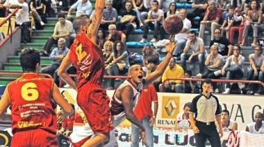 Fiorello Toppo a canestro nel match contro Veroli