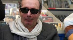 A destra, Francesco Nuti e uno dei suoi quadri dedicati a Pinocchio