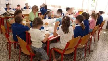 <b>A TAVOLA.</b> I bambini delle scuole mangiano a mensa