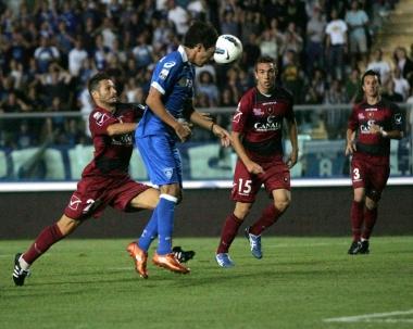 <b>Il film del primo gol in B di Riccardo Saponara</b> Da sinistra: lesterno azzurro anticipa Rizzato e raccoglie, di testa, la respinta del portiere su tiro di Tavano, la palla &egrave; indirizzata verso la porta rimasta ormai sguarnita e il disperato tentativo di recupero di Kovacsik non evita la rete del vantaggio 