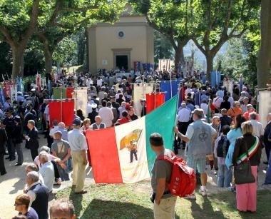 <b>ECCIDIO. </b>A sinistra, la cerimonia che ricorda la strage di S. Anna del 12 agosto 1944 