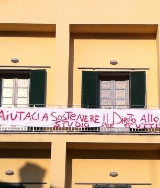 Lo striscione affisso dalla associazione  