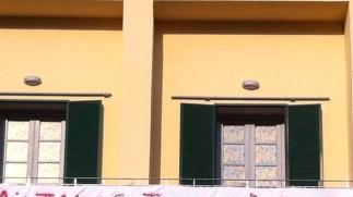 Lo striscione affisso dalla associazione