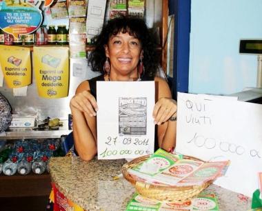 Vania Marino mostra la fotocopia del tagliando fortunato 