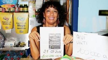 Vania Marino mostra la fotocopia del tagliando fortunato