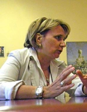Sopra Stella Niccolai A destra le scuole di Vignole  