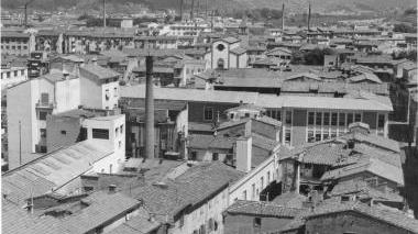 Una veduta del centro storico costellato di ciminiere