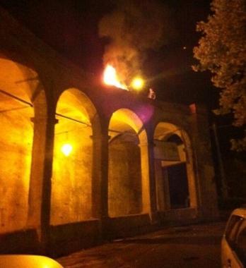 Lincendio del biliardino durante la notte brava dei vandali a San Miniato    