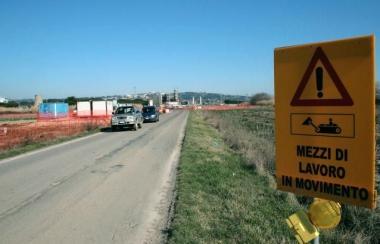 Il cantiere per il nuovo ponte: la strada verr&agrave; chiusa da luned&igrave; prossimo 