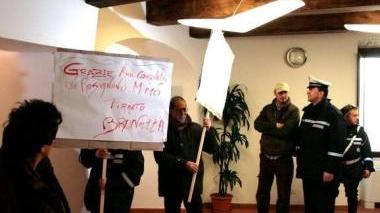 A destra la prima rivolta sul mancato recupero dei festivi Sotto un’auto dei vigili urbani