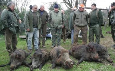 <b>SQUADRA. </b>Un gruppo di cacciatori alla fine di una battuta di caccia al cinghiale      