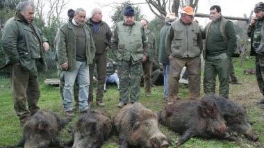 <b>SQUADRA. </b>Un gruppo di cacciatori alla fine di una battuta di caccia al cinghiale
