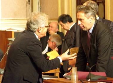 <b>CONSIGLIO COMUNALE.</b> Il sindaco Alessandro Cosimi (a destra) a tu per tu con Gianfranco Lamberti 