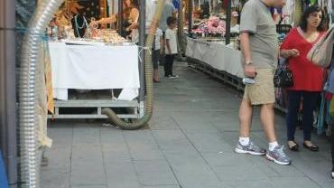Le toppe di bitume in piazza San Michele