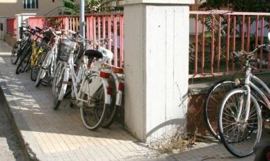 Un marciapiedi occupato dalle biciclette   