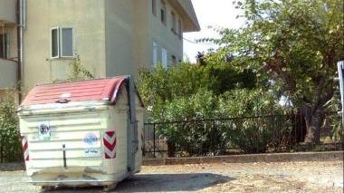 <b>L’INCIDENTE.</b> Il cassonetto di via Unione Sovietica a Manciano