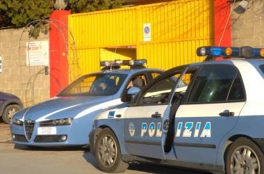 La polizia davanti allasilo il giorno dellarresto delle due maestre 