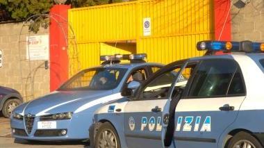 La polizia davanti all’asilo il giorno dell’arresto delle due maestre