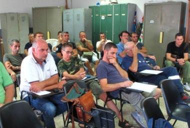 Un consiglio di fabbrica e a lato laltoforno 
