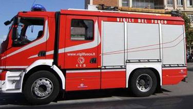 Cane precipita dal secondo piano, salvato dai vigili del fuoco