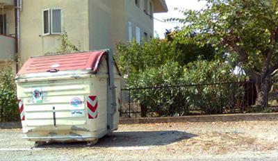 Il cassonetto dove il bambino è rimasto incastrato