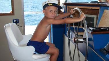 Oggi Matteo compie sei anni. «Con sei candeline che illuminano il tuo sorriso, stai aprendo una ...