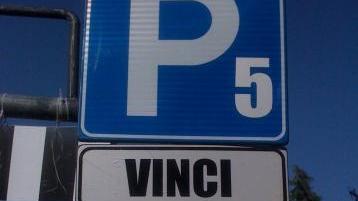 Una delle cartine affisse sotto la “P” del parcheggio