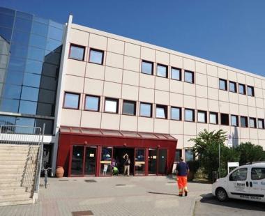 Unimmagine dellingresso dellospedale di Cecina 