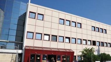 Un’immagine dell’ingresso dell’ospedale di Cecina