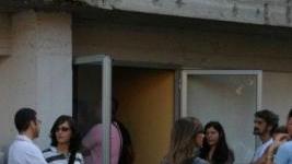 Genitori davanti alla scuola