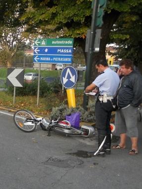 I vigili urbani di fronte alla bici elettrica su cui si trovava lanziana donna 